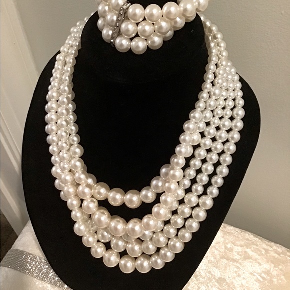 Beautiful pearls and braclet to match Barbie outfit😄🌺💕 - Picture 1 of 4